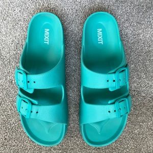 Mixit Women’s foam sandals size 8
